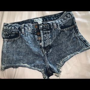 Distressed short